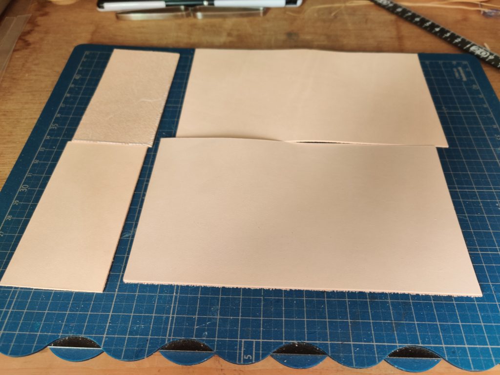 レザークラフト はぎれでお札が折らずに入るシンプルなミニ財布作ってみた 簡単 オヤジの雑記ブログ レザークラフト はぎれでお札が折らずに入るシンプルなミニ財布作ってみた 簡単 オヤジの雑記ブログ